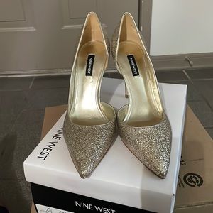 Glittering gold pointed toe pump